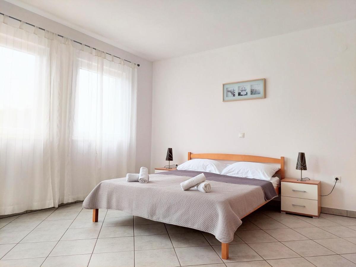 Dia Apartment